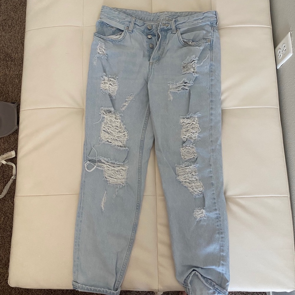H&M BOYFRIEND  BUTTON FLY DESTROYED JEAN